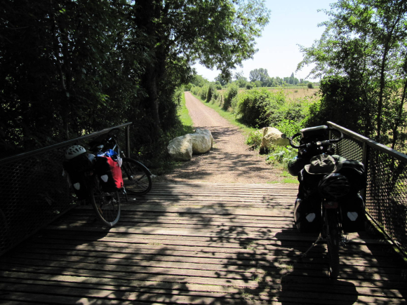 Pause déjeuner sur un petit pont ombragé
