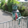 Sur un portail en bord de route