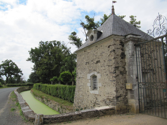 Château un peu avant Feneu