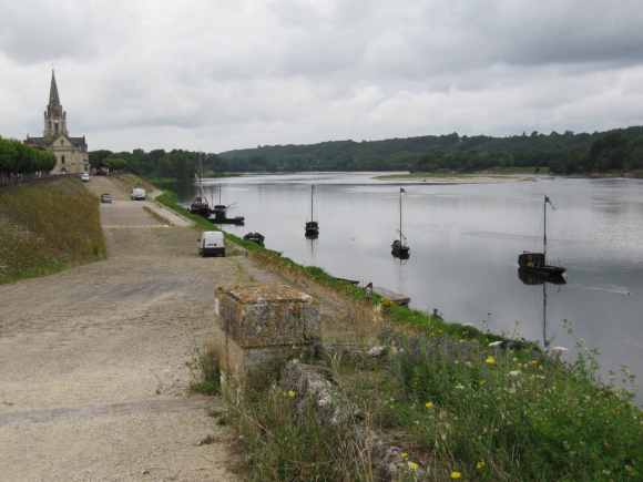 Port de gabares à Bréhémont